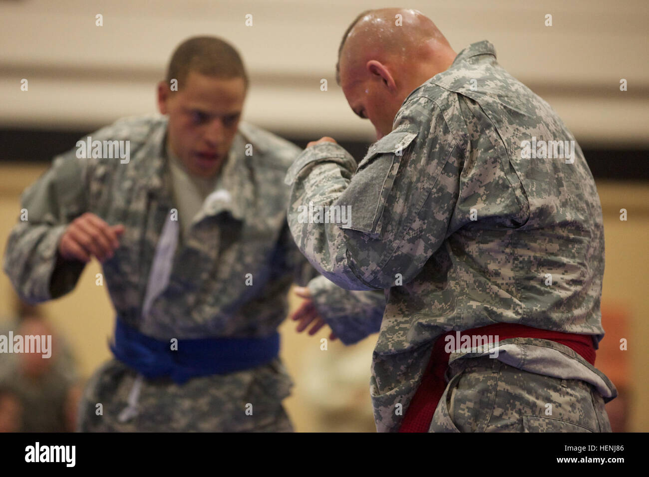 Deux soldats de l'armée américaine se battre entre eux au cours d'un tournoi combatives de l'armée à Fort Dix, N.J., le 8 juin 2014. Ce tournoi comprend des soldats, aviateurs et marins, en compétition dans différentes catégories de poids pour une chance de gagner le titre. (U.S. Photo de l'armée par le Sgt. Austin Berner/libérés) 98e tournoi de la Division Army Combatives 140608-A-BZ540-135 Banque D'Images