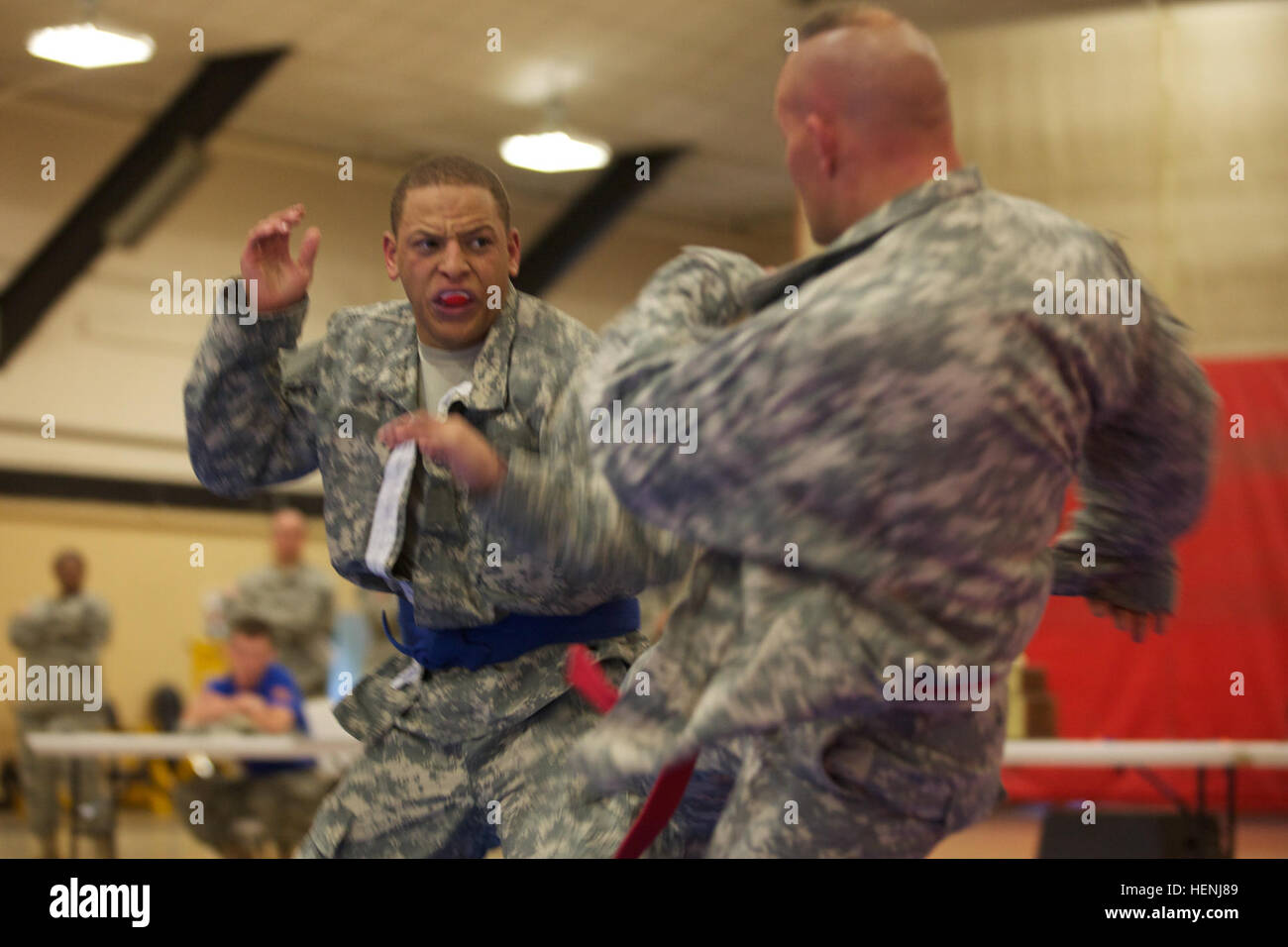 Deux soldats de l'armée américaine se battre entre eux au cours d'un tournoi combatives de l'armée à Fort Dix, N.J., le 8 juin 2014. Ce tournoi comprend des soldats, aviateurs et marins, en compétition dans différentes catégories de poids pour une chance de gagner le titre. (U.S. Photo de l'armée par le Sgt. Austin Berner/libérés) 98e tournoi de la Division Army Combatives 140608-A-BZ540-140 Banque D'Images