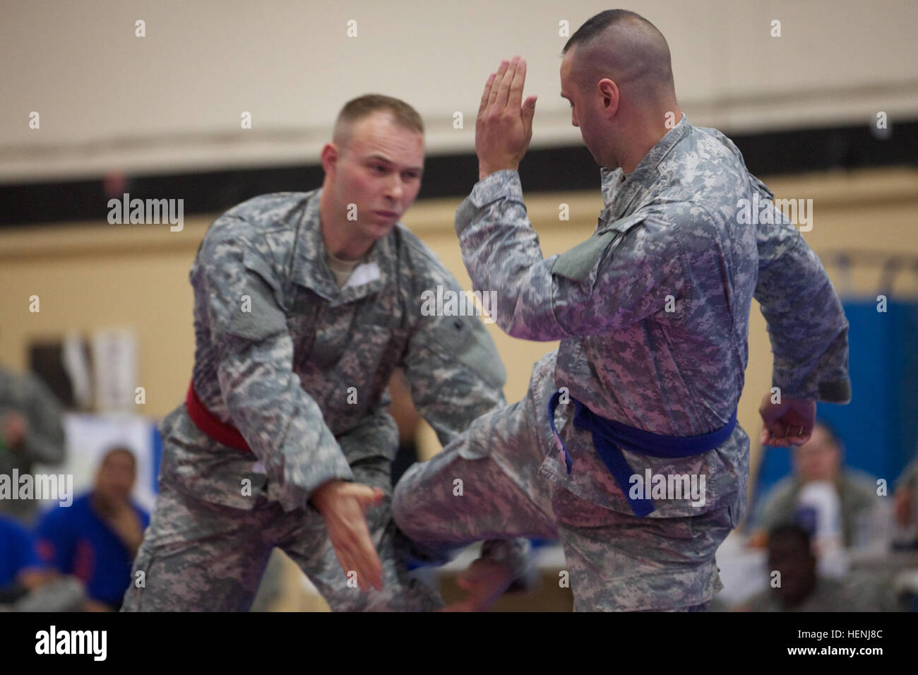Deux soldats de l'armée américaine se battre entre eux au cours d'un tournoi combatives de l'armée à Fort Dix, N.J., le 8 juin 2014. Ce tournoi comprend des soldats, aviateurs et marins, en compétition dans différentes catégories de poids pour une chance de gagner le titre. (U.S. Photo de l'armée par le Sgt. Austin Berner/libérés) 98e tournoi de la Division Army Combatives 140608-A-BZ540-143 Banque D'Images