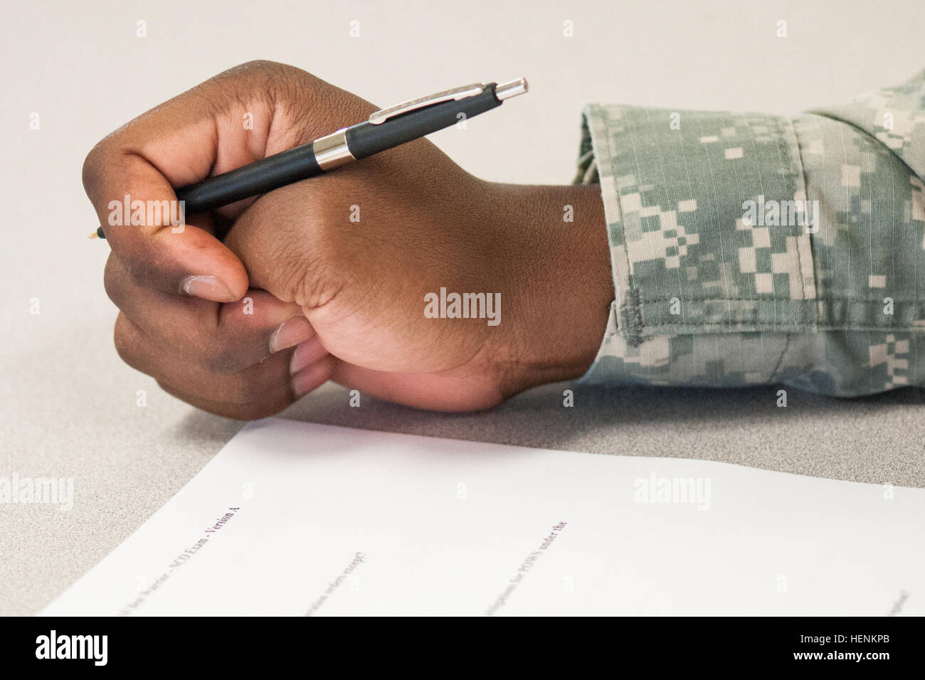 Presque à la fin de la semaine, mais avec la tension encore ; les soldats compléter leur examen écrit, l'un de leurs derniers événements au cours de la réserve de l'Armée américaine à la concurrence meilleur guerrier Joint Base McGuire-Dix-Lakehurst, New Jersey, le 26 juin. Réserve de l'Armée US 2014 Concours meilleur guerrier  % % % % % % % %E2 % % % % % % % %80 % % % % % % % %93 apparence conseil 140626-A-TY714-006 Banque D'Images