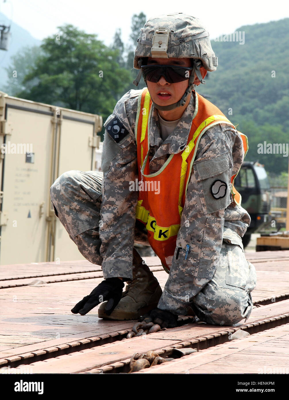 Le caporal de l'armée américaine. Chu Hyun-a remporté, avec l'équipe de contrôle de mouvement 662th, 25e, 19e bataillon de transport commande soutien expéditionnaire mène des opérations ferroviaires en utilisant la chaîne pour fixer le Humvee au cours de l'exercice de certification de l'équipage, au Camp Casey, de Corée du Sud, le 26 juin 2014. (U.S. Photo de l'armée par le Cpl. Kim Dong-weon/libérés) U.S. Army Cpl. Chu Hyun-a remporté, avec l'équipe de contrôle de mouvement 662th, 25e, 19e bataillon de transport commande soutien expéditionnaire mène des opérations ferroviaires en utilisant la chaîne pour fixer le Humvee au cours 140626-A-DW119-002 Banque D'Images
