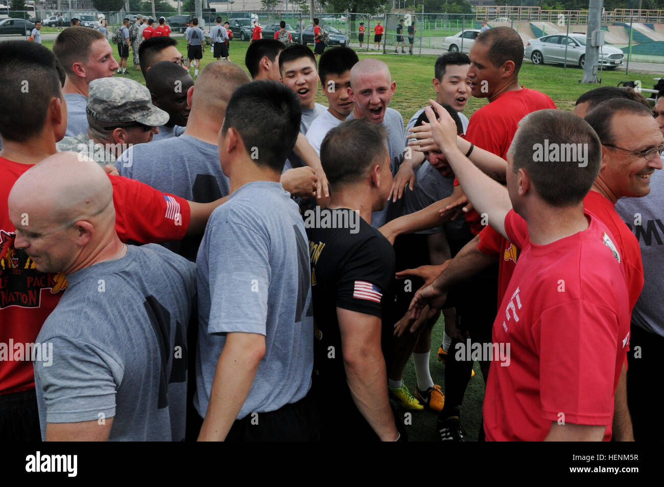 Les soldats du 210e Brigade d'artillerie de jouer au soccer à Carey Champ sur Camp Casey, Corée du Sud, où le 1er Bataillon, 38e Régiment d'artillerie, 210e FA Bde., 2e Division d'infanterie est en général le 6e Bataillon, 37e Régiment d'artillerie, 210e FA Bde., 2ème Inf. Div. Au cours de l'un des nombreux événements sportifs de la semaine d'amitié guerrier. Amitié guerrier semaine Jour 1 140630-A-DF794-024 Banque D'Images