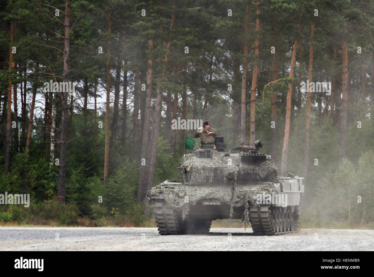 L'Armée britannique Académie Royale Militaire de Sandhurst cadets ont participé à la première journée de leur deux semaines dernier exercice en campagne avec un affichage statique des États-Unis et de l'équipement de l'armée allemande lors de la 7e armée de l'armée américaine commande multinational interarmées, sur la zone d'entraînement Grafenwoehr, le 7 juillet. Cinquante des cadets de l'Académie militaire de West Point, qui font de la formation conjointe avec les étudiants britanniques, s'est joint à la gamme 117 cadets à Sandhurst pour voir l'équipement, qui comprenait un U.S. Stryker, German Leopard et armes allemandes. L'exercice comprendra des exercices de tir réel et Grafenwoehr exercice manœuvre Banque D'Images