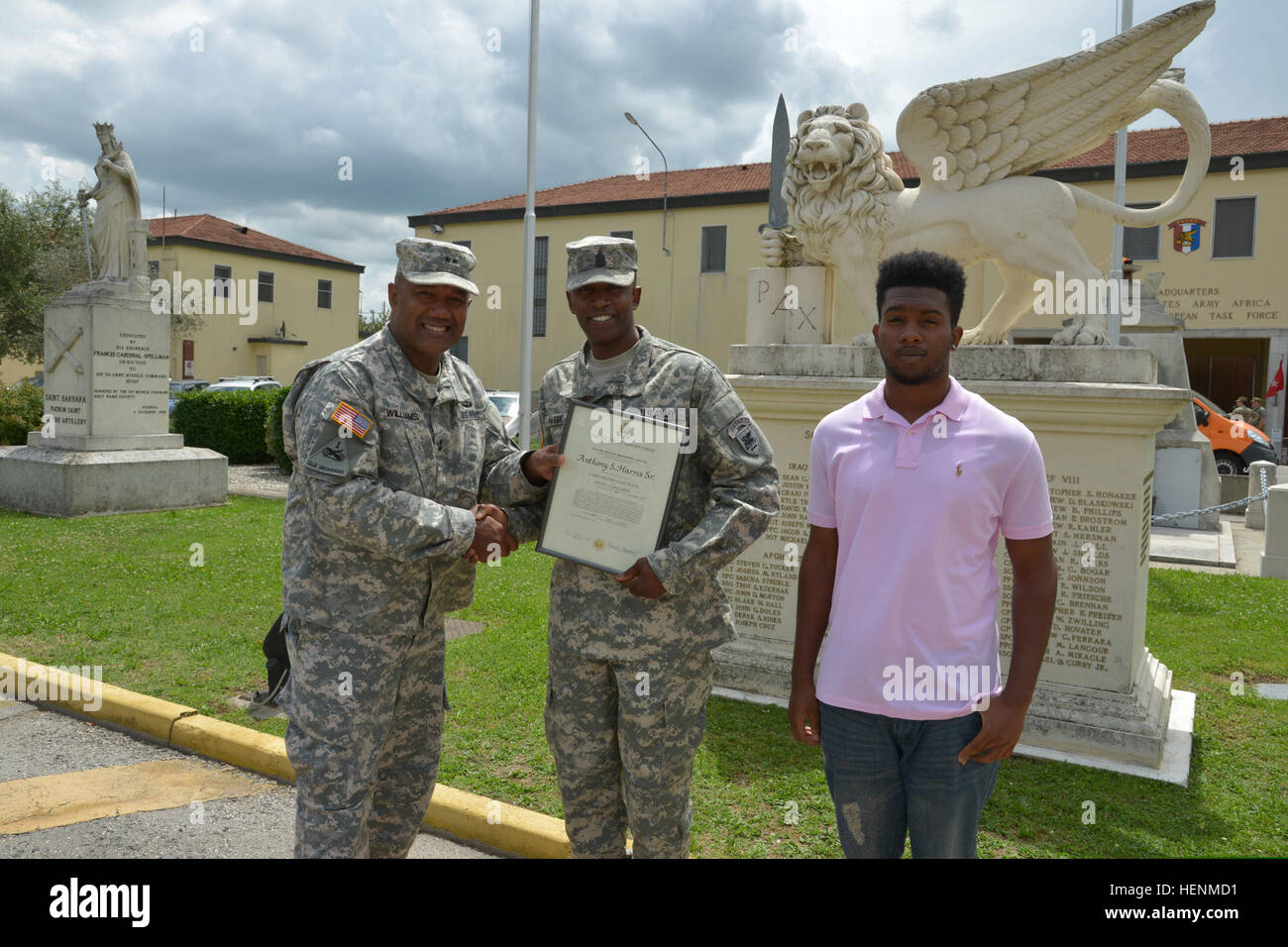 L'Armée américaine, le général Darryl A. Williams, à gauche, le général commandant de l'armée américaine, de l'Afrique du Sud de l'Europe Groupe de travail, l'Italie présente un certificat de promotion à la commande le Sgt. Le major Anthony S. Harris, centre, le conseiller principal a fait appel pour l'Afrique de l'armée américaine, lors d'une cérémonie à Caserma Ederle, Vicenza, Italie, le 8 juillet 2014. (U.S. Photo de l'armée par Paolo Bovo/libérés), le général de l'armée américaine Darryl A. Williams, à gauche, le général commandant de l'armée américaine, de l'Afrique du Sud de l'Europe Groupe de travail, l'Italie présente un certificat de promotion à la commande le Sgt. Le major Anthony S. Harris, centre 140708-A-JM436-238 Banque D'Images