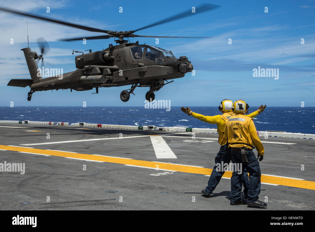 Un groupe de travail Cheval de foudre AH-64E Apache Guardian du 1er Bataillon, 25e Régiment d'aviation, 25e Brigade d'aviation de combat, effectue des qualifications d'appontage, une première historique pour le modèle E de l'Apache, dans le poste de pilotage de navire d'assaut amphibie USS Peleliu (LHA 5) pendant qu'ils sont en cours pour le Rim of the Pacific (RIMPAC) 2014. Vingt-deux nations, 49 navires et 6 sous-marins, plus de 200 avions et 25 000 personnes participent à l'EXERCICE RIMPAC du 26 juin au 1 août, dans et autour des îles Hawaï et la Californie du Sud. Le plus grand exercice maritime international Banque D'Images