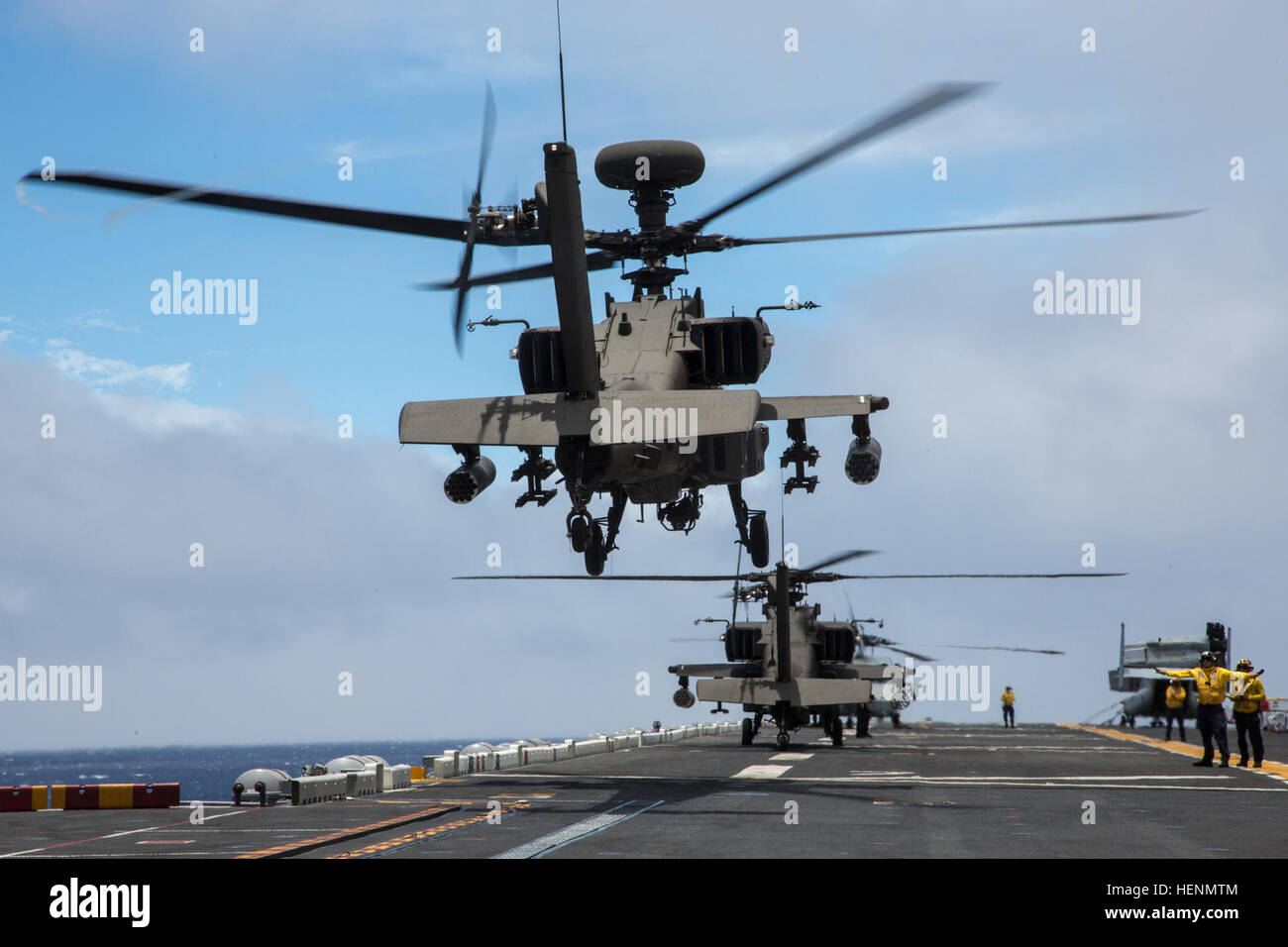 Un groupe de travail Cheval de foudre AH-64E Apache Guardian du 1er Bataillon, 25e Régiment d'aviation, 25e Brigade d'aviation de combat, effectue des qualifications d'appontage, une première historique pour le modèle E de l'Apache, dans le poste de pilotage de navire d'assaut amphibie USS Peleliu (LHA 5) pendant qu'ils sont en cours pour le Rim of the Pacific (RIMPAC) 2014. Vingt-deux nations, 49 navires et 6 sous-marins, plus de 200 avions et 25 000 personnes participent à l'EXERCICE RIMPAC du 26 juin au 1 août, dans et autour des îles Hawaï et la Californie du Sud. Le plus grand exercice maritime international Banque D'Images