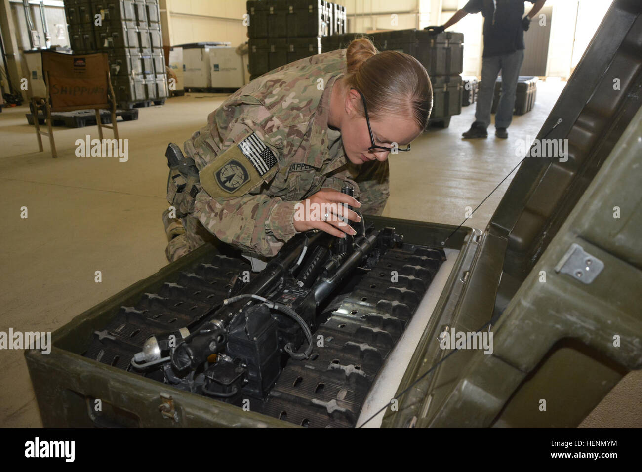 La CPS. Emily E. Chappell, Elizabethtown, Ky., indigène, effectue une inspection des douanes sur l'équipement robotique 22 Juillet au 3-401ère Armée Bataillon de soutien logistique sur le terrain de Bagram, Groupe de travail de l'équipe de l'aide de la propriété de redistribution. Inspection des douanes de s'assurer que les menaces de l'agriculture et les espèces envahissantes ne sont pas introduits dans les écosystèmes dans le dernier américain paires d'yeux sont première ligne de défense 140724-A-DU199-001 Banque D'Images