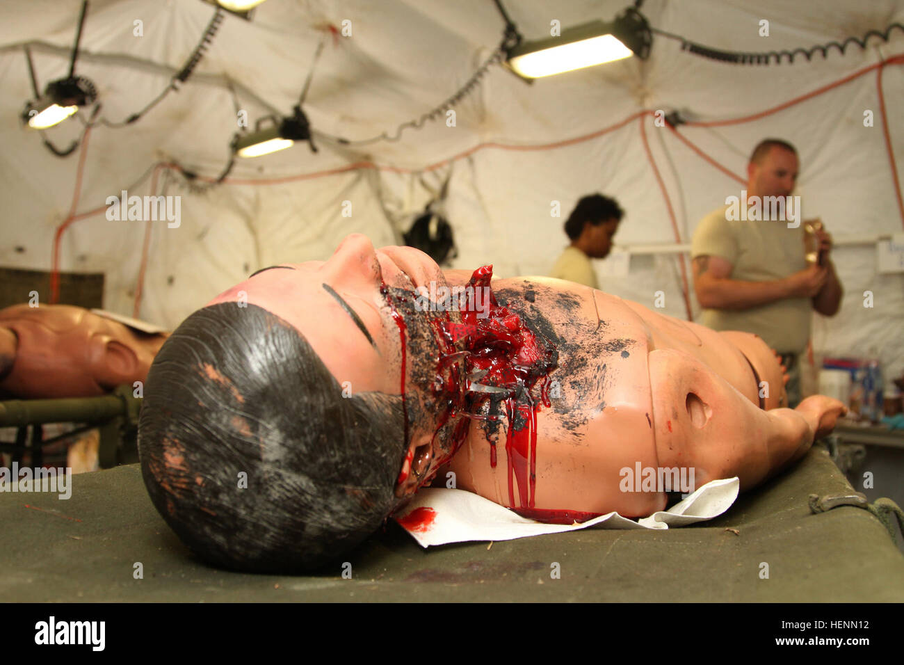 Ce mannequin a un obus et d'une clavicule cassée blessure moulage ajoutés par l'exercice guerrier (WAREX) 91 14-03 moulage équipe pour simuler une victime d'un engin explosif improvisé. Le sang, os et chair sont tous construits de gel mélangé avec les peintures et les éclats est faite de couper les cannettes en aluminium. (U.S. Réserve de l'armée photo de Pvt. Travis Terreo, 205e Appuyez sur Camp de siège) l'art derrière Army medical training 140722-A-MD393-101 Banque D'Images