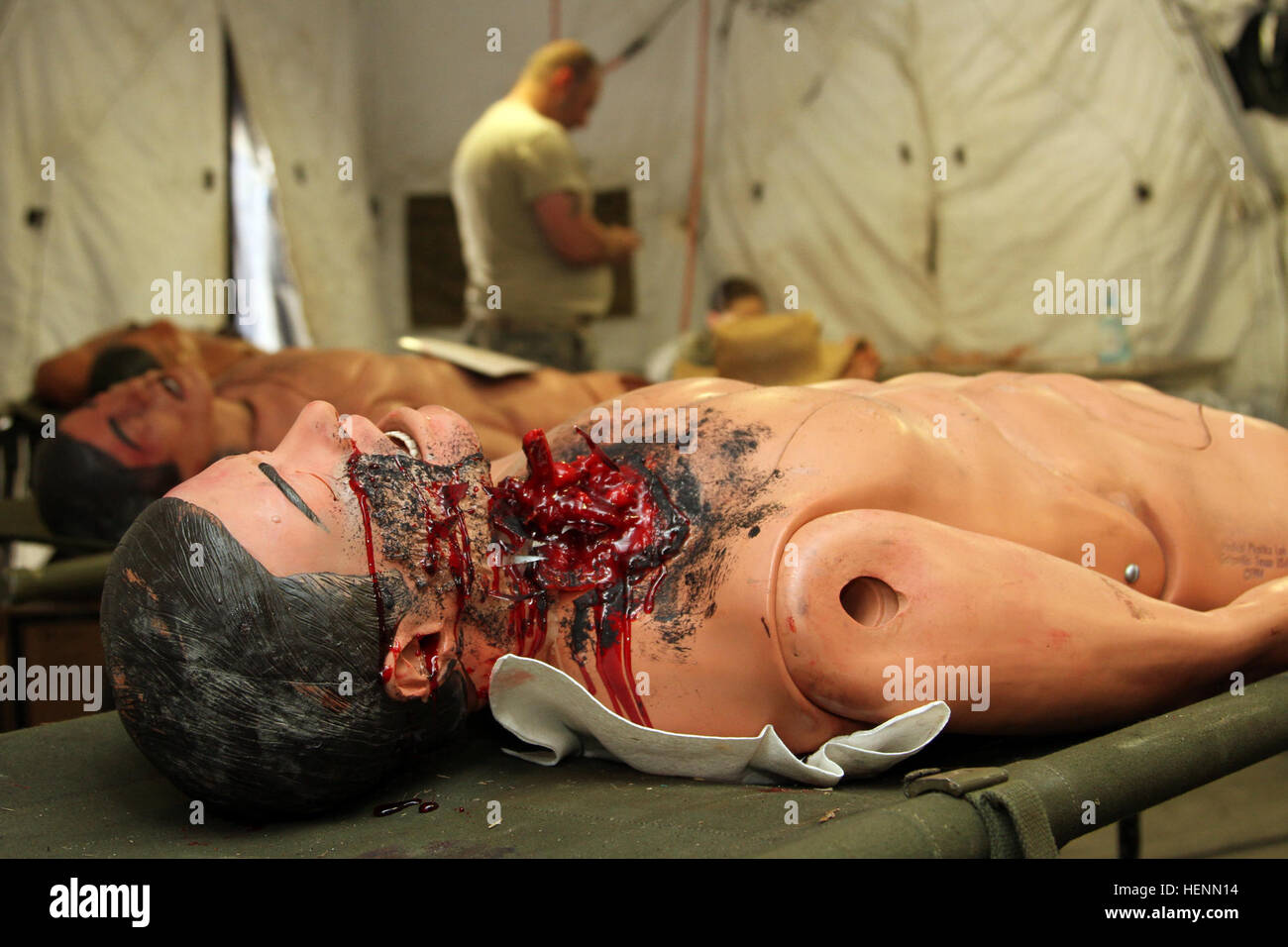 Ce mannequin a un obus et d'une clavicule cassée blessure moulage ajoutés par l'exercice guerrier (WAREX) 91 14-03 moulage équipe pour simuler une victime d'un engin explosif improvisé. Le sang, os et chair sont tous construits de gel mélangé avec les peintures et les éclats est faite de couper les cannettes en aluminium. (U.S. Réserve de l'armée photo de Pvt. Travis Terreo, 205e Appuyez sur Camp de siège) l'art derrière Army medical training 140722-A-MD393-098 Banque D'Images