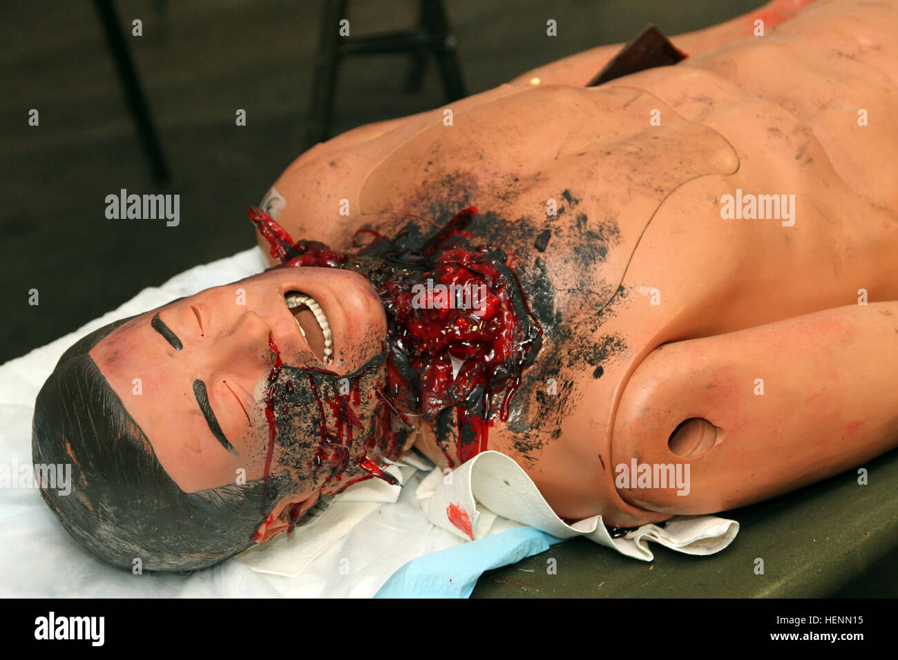 Ce mannequin a un obus et d'une clavicule cassée blessure moulage ajoutés par l'exercice guerrier (WAREX) 91 14-03 moulage équipe pour simuler une victime d'un engin explosif improvisé. Le sang, os et chair sont tous construits de gel mélangé avec les peintures et les éclats est faite de couper les cannettes en aluminium. (U.S. Réserve de l'armée photo de Pvt. Travis Terreo, 205e Appuyez sur Camp de siège) l'art derrière Army medical training 140722-A-MD393-099 Banque D'Images