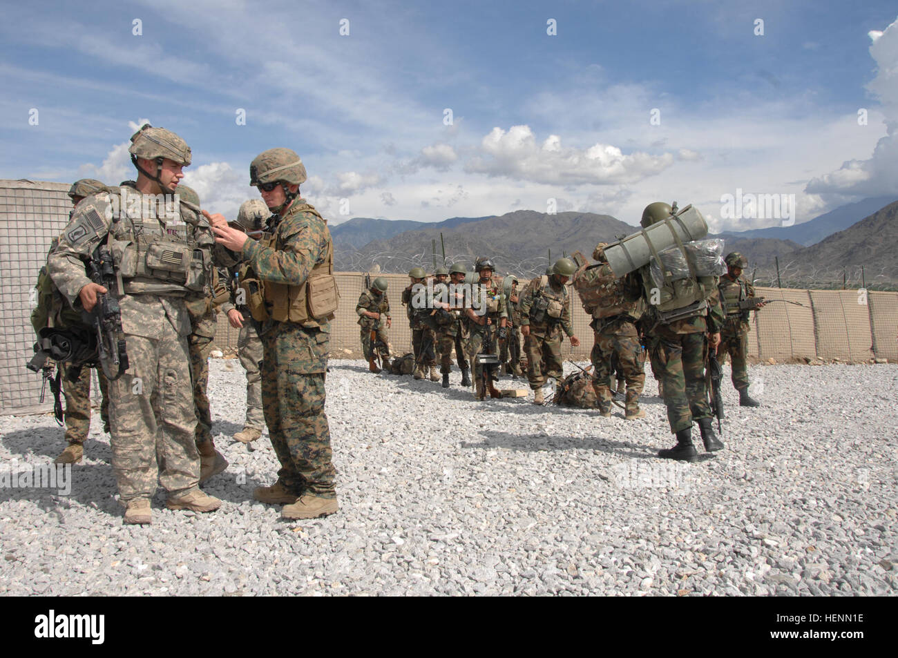 Les soldats du 2e bataillon du 503e Régiment d'infanterie, 173e Brigade aéroportée, l'Armée nationale afghane, et le peuple Afghan Border Patrol dispenser une formation sur la façon d'entrer et sortir d'un CH-47 Chinook en préparation pour l'opération Tempête Rock qui commencera le 12 avril, à la BOA Forteresse au Konar province, Afghanistan, le 11 avril 2008. (U.S. Photographie de l'armée/Sgt. Johnny R. Aragon) Airborne, les soldats de l'armée afghane à se préparer à l'exploitation conjointe. 86957 Banque D'Images