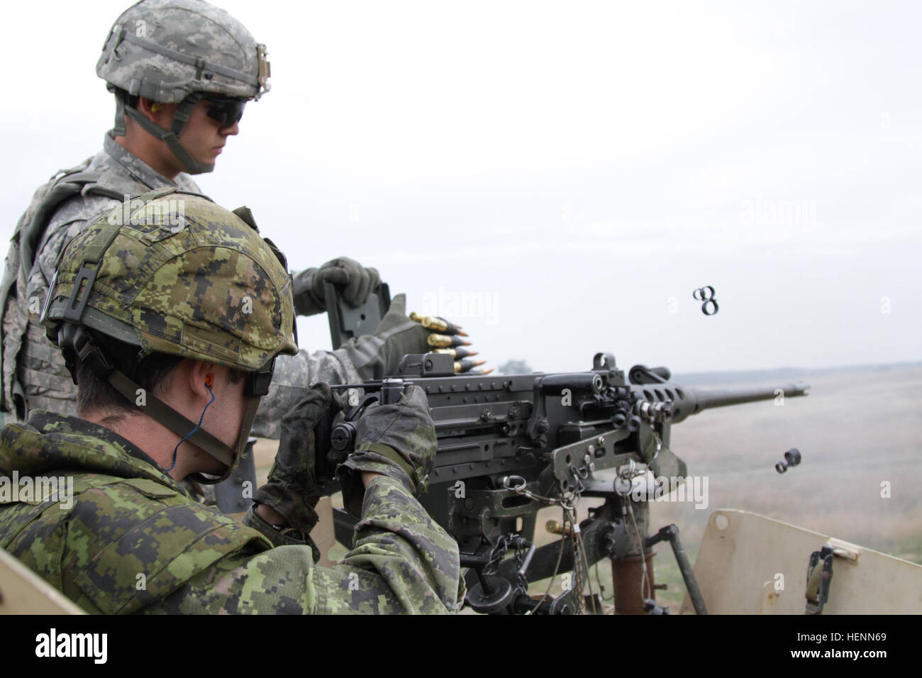 La FPC. Michael Nixon, 2e bataillon du 503e Régiment d'infanterie, 173e Brigade aéroportée et natif de Pensacola, Floride, facilite le chargement de munitions sur un M2 mitrailleuse de calibre .50 Au cours de formation de familiarisation de tir réel avec un soldat canadien à partir de la 3e Bataillon, Royal Canadian Regiment, à la gamme Mileno près de Drawsko Pomorskie, Pologne, le 25 juillet. L'armée américaine est la formation avec ses homologues polonais et canadiens pour bâtir la confiance et de maintenir l'interopérabilité dans le cadre de l'opération Atlantic résoudre. (U.S. Photo de l'armée par le Sgt. 1re classe Adam/Pierre) Parution des parachutistes de l'OTAN à prendre confiance sur machin Banque D'Images