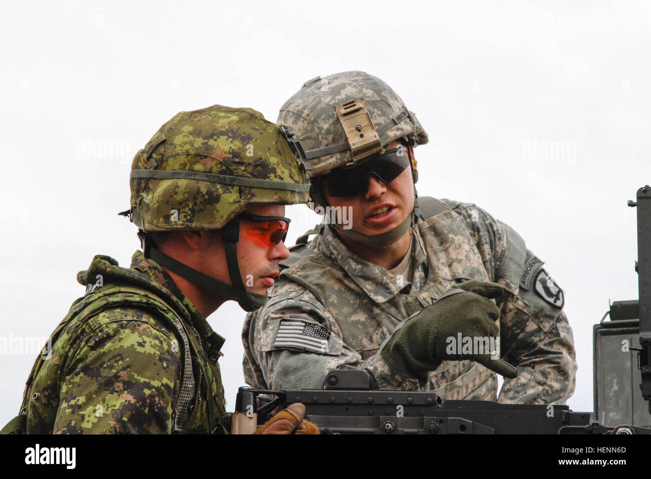 La FPC. Michael Nixon de 2e bataillon du 503e Régiment d'infanterie, 173e Brigade aéroportée et natif de Pensacola, Floride, montre un soldat canadien à partir de la 3e Bataillon, Royal Canadian Regiment que le M2 mitrailleuse de calibre .50 est libre de toute munition à la gamme Mileno près de Drawsko Pomorskie, Pologne, le 25 juillet. L'armée américaine est la formation avec ses homologues polonais et canadiens pour bâtir la confiance et de maintenir l'interopérabilité dans le cadre de l'opération Atlantic résoudre. (U.S. Photo de l'armée par le Sgt. 1re classe Adam/Pierre) Parution des parachutistes de l'OTAN à prendre confiance sur la machine guns 140725-A-XD571-376 Banque D'Images
