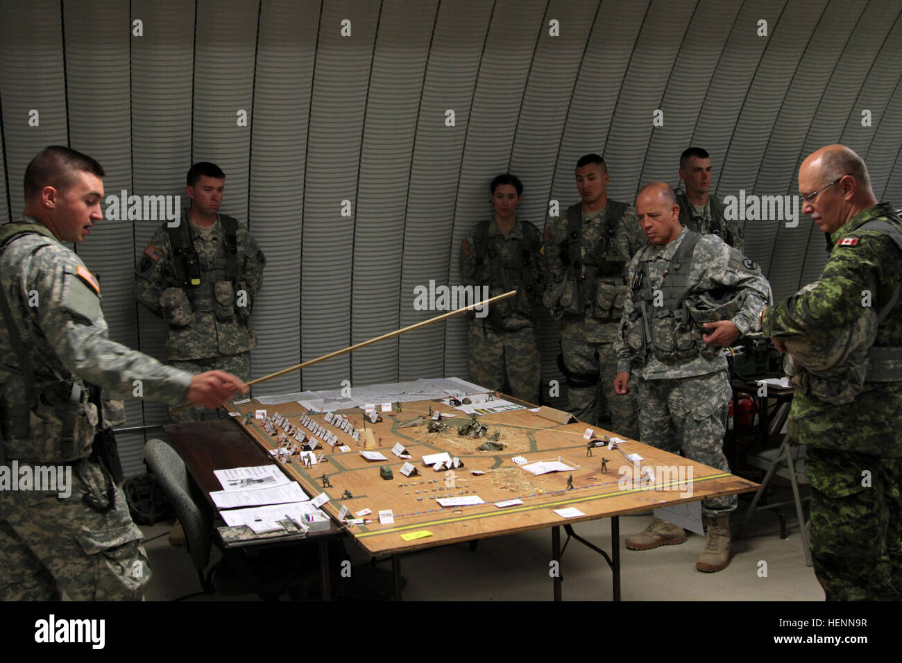 L'Armée américaine, le général David W. Val Pusteria et brigue l'Armée canadienne. Le général Kelly Woiden watch en tant que membres de la 324e Bataillon de la Police militaire a l'aide d'un tableau de sable pour illustrer des déplacements, des mesures de sécurité et de l'ennemi le 28 juillet 2014, à Fort Hunter Liggett, en Californie, au cours de l'exercice guerrier (WAREX) 91 14-03. Tables de sable sont souvent utilisés comme le sida au cours de rapports pour aider à communiquer plus efficacement le positionnement physique. (U.S. Photo de l'armée par Pvt. Travis J. Terreo, 205e Appuyez sur Camp de siège) Réserve de l'Armée canadienne chef de sondages auprès du personnel la formation en Californie 140728-A-MD393-451 Banque D'Images