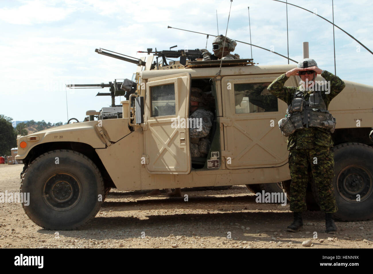 Réserve de l'Armée canadienne l'Adjudant-chef Gerard Brennan nuances ses yeux alors qu'il observe les forces d'opposition d'attaquer une entrée check point sur la base d'opération avancée Ward dans le cadre de l'exercice guerrier (WAREX) 91 14-03 Juillet 28, 2014 Formation sur le Fort, Hunter Liggett, Californie Brennan était l'observation de la formation avec l'espoir d'inclure éventuellement les soldats canadiens à l'avenir. WAREXs (U.S. Photo de l'armée par Pvt. Travis Terreo, 205e Appuyez sur Camp de siège) Réserve de l'Armée canadienne chef de sondages auprès du personnel la formation en Californie 140728-A-MD393-711 Banque D'Images