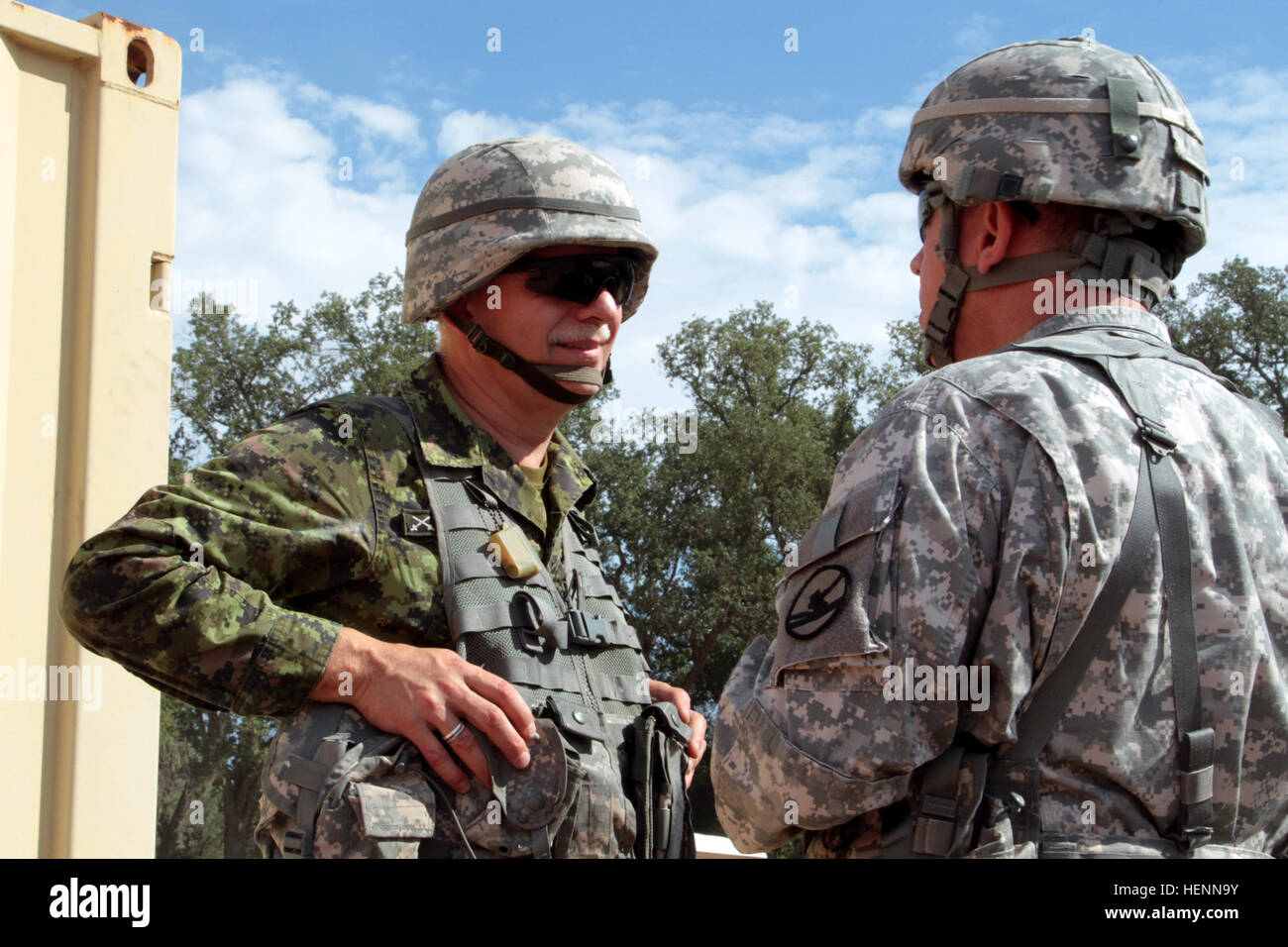 Réserve de l'Armée canadienne Chef de cabinet Brig. Le général Kelly Woiden et l'armée américaine, le général David W. Val Pusteria discuter de l'exercice guerrier (WAREX) 14-03 91 Après avoir assisté à la formation des forces de l'opposition d'attaquer une entrée check point sur la base d'opération avancée Ward dans le cadre de la formation le 28 juillet 2014, à Fort Hunter Liggett, Californie Woiden visité Fort Hunter Liggett pour observer les opérations de WAREX avec espoir d'envoyer des soldats canadiens pour les exercices futurs. (U.S. Photo de l'armée par Pvt. Travis Terreo, 205e Appuyez sur Camp de siège) Réserve de l'Armée canadienne chef de sondages auprès du personnel la formation en Californie 140728-A Banque D'Images