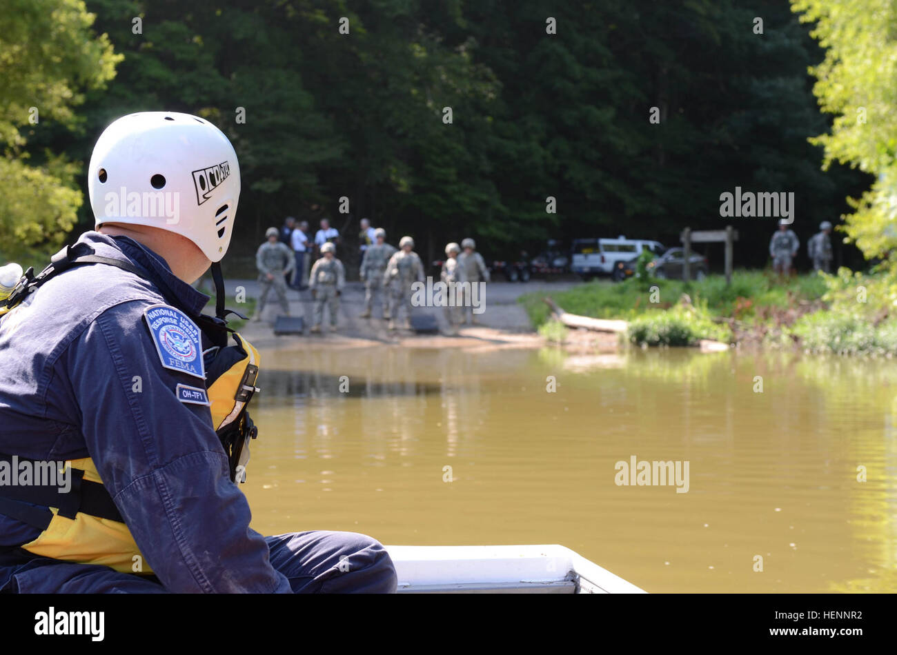 Une équipe de sauveteurs de l'eau de la Force 1, l'Ohio, l'équipe de gestion des urgences du gouvernement fédéral prend une simulation de l'accident jusqu'à la terre après avoir sauvé de la rive du réservoir du ruisseau brosse à Butlerville, Ind., près de Muscatatuck Urban Training Centre 4 août. L'exercice permet de tester les capacités de plusieurs organismes, notamment l'armée américaine, le ministère de la défense et d'autres organismes en cas d'incidents chimiques, biologiques, radioactifs et d'incident nucléaire. (U.S. Photo de l'armée par le Sgt. Brandon K. Anderson 13e Détachement des affaires publiques/relâché.) Groupe de travail de l'Ohio mène 1 shore rescue. 140804- Banque D'Images