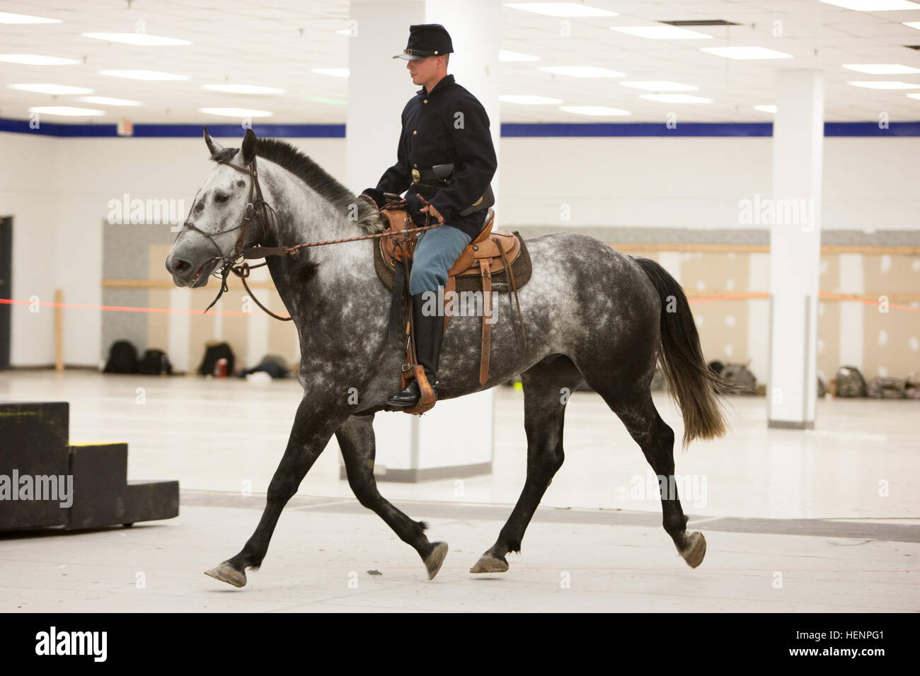 La CPS. Dustin Davis, États-Unis 3d (Régiment d'infanterie de la vieille garde) Peloton Caisson, manèges Waylon lors d'une répétition de l'esprit de l'Amérique dans l'ancien Économat sur Fort Belvoir 21 Août, 2014. Davis jouera le rôle d'un soldat de l'Union de la guerre civile américaine pendant le spectacle. En septembre, l'esprit d'Amérique se rendra à Boston, Mass. ; d'Albany (New York) et Hershey, PA pour l'horaire complet, visitez le www.spiritofamerica.mdw.army.mil. (Joint Base Myer-Henderson PAO Hall photo par Rachel Larue) Wyatt, Waylon, Willie et les garçons, JBM-HH-basé de peloton Caisson prêt à terme d'esprit de l'Amérique 14 Banque D'Images