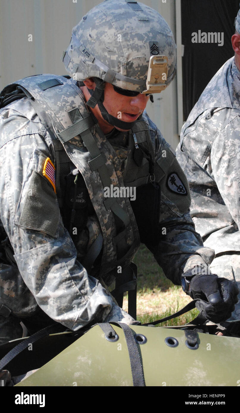 Le s.. Luc Klein, un officier du rang de réinstallation/internement avec la 339e Compagnie de Police Militaire à Davenport, Iowa, et natif de Otley, Iowa, assure une victime simulée dans une civière durant une simulation médicale Centre de formation sur l'événement Fort Bragg, Caroline du Nord, le 26 août 2014. L'événement est une des forces de l'armée américaine dans la sous-commande/officier Soldat de l'année meilleur guerrier de la concurrence. (Photo par le sergent. Jill, 10e Appuyez sur Camp de siège) de l'aide victimes 140826-A-WY268-001 Banque D'Images