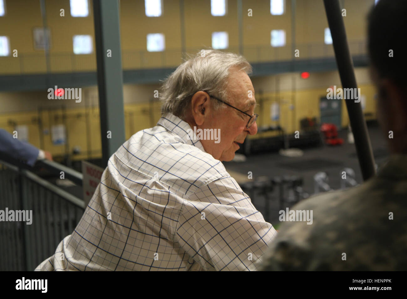 Don Dingee, un survivant de l'avant-poste Harry combat pendant la guerre de Corée, donne sur un rail à la PFC dédié récemment. Charles R. Johnson centre de remise en forme sur Fort Stewart, Géorgie, le 26 août 2014. Dingee a été sauvée par Johnson, qui est mort le 12 juin 1953, alors qu'ils étaient tous deux affectés à la Compagnie Baker, 15e Régiment, 3e Division d'infanterie. (U.S. Photo de l'armée par le Sgt. Joshua Laidacker IBCT, 4e, 3e ID, Affaires publiques) Division de la Marne, héros de la guerre de Corée rend hommage à dédier un centre de remise en forme 140826-A-GE315-177 Banque D'Images