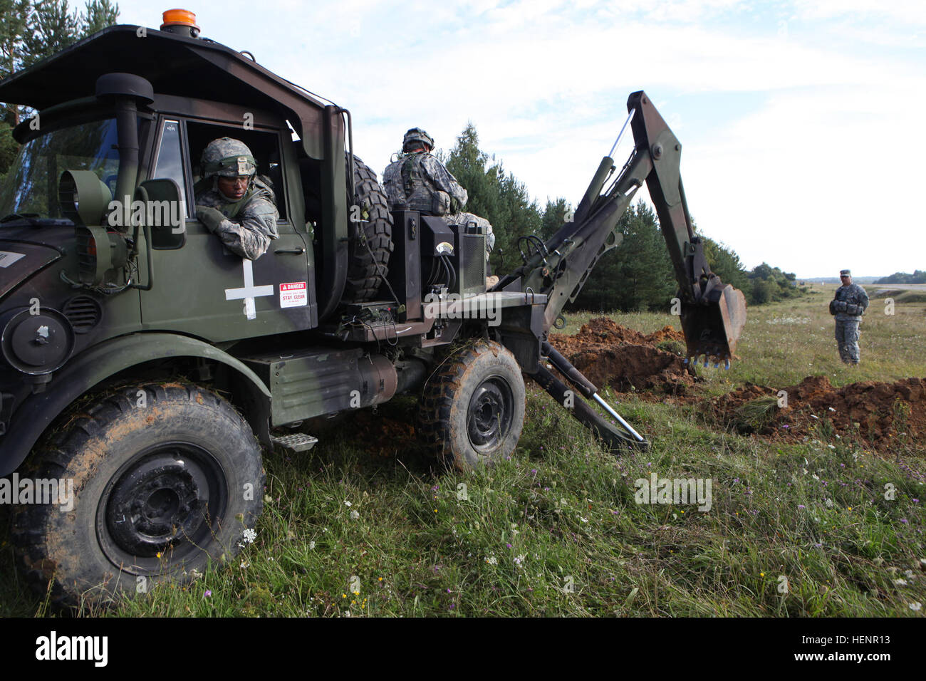 Les soldats de la Compagnie Alpha, 173e Bataillon des troupes spéciales de la Brigade, 173e Brigade aéroportée d'une petite pelle Mise en place pour préparer une position de combat lors d'un exercice d'entraînement à la jonction de Sabre 2014 Préparation interarmées multinationale Centre à Hohenfels, Allemagne, le 29 août 2014. Jonction 2014 Sabre américain prépare, alliés de l'OTAN, et la sécurité européenne partenaires de mener des opérations terrestres unifiée grâce à la combinaison simultanée d'offensive, défensive, et les opérations de stabilisation adaptés à la mission et de l'environnement. Plus d'informations sur la sortie de Sabre 2014 peuvent être trouvés à l'adresse http Banque D'Images
