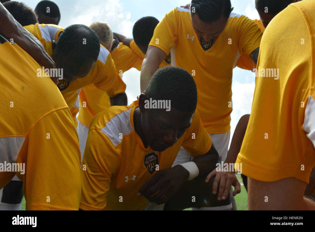 La CPS. Raymond Alexander, avec l'appui de la Brigade 501 bataillon, 1ère Brigade, 1st Armored Division, prend un moment pour dire une prière pour le Fort Bliss Men's Soccer Team avant un match contre Luke Air Force Base le 31 août 2014, au Complexe de Soccer STAR, San Antonio, Texas. Le FBMST a battu Luke AFB avec un score final de 2-1. Fort Bliss  % % % % % % % %E2 % % % % % % % %80 % % % % % % % %99 Defender % % % % % % % %E2 % % % % % % % %80 % % % % % % % %99s Cup voyage se termine avant l'année prochaine 140831-A-UW671-141 Banque D'Images