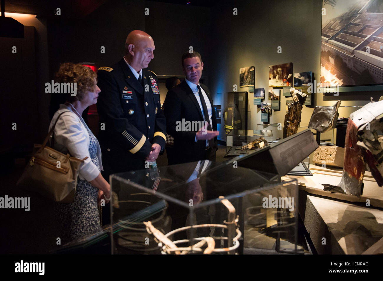 Les dirigeants de l'armée américaine visitent la section Pentagone du 9/11 Memorial and Museum à New York, examinant les expositions commémorant les victimes et honorant les premiers intervenants et les contributions militaires lors des attaques du 11 septembre. Banque D'Images