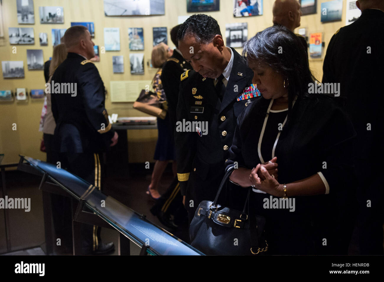 Le personnel de l'armée visite le 9/11 Museum à New York, explorant les expositions liées aux attentats du 11 septembre et honorant les victimes et les premiers intervenants. Banque D'Images