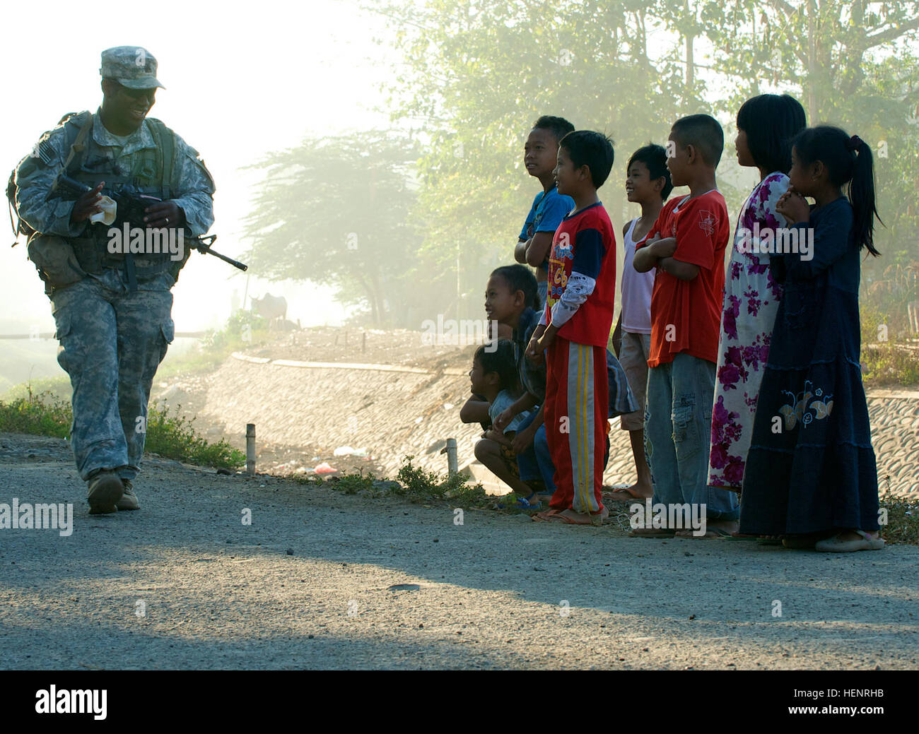 Le Sgt. Edmond, Jasabe a New Brunswick, N.J., originaire du 2e Bataillon, 1e Régiment d'infanterie, 2e Stryker Brigade Combat Team, 2e Division d'infanterie est accueilli par les habitants au cours de la 12-mile ruck mars pour Garuda Shield, 7 septembre. Garuda Shield 2014 est un exercice militaire tactique bilatéral, parrainé par l'armée américaine et du Commandement du Pacifique organisée par les Forces armées indonésiennes. Environ 1 200 militaires de l'armée américaine et les Forces armées indonésiennes effectuera une série d'activités de formation axées sur les opérations de soutien de la paix. (Photo prise par le sergent de l'armée américaine. Brooks Fletcher, 16e des Affaires publiques mobiles Detac Banque D'Images