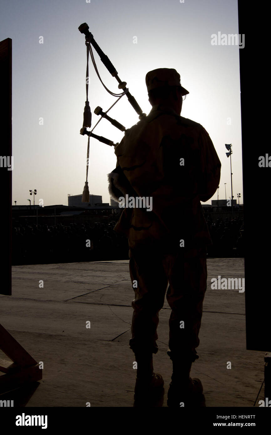 Un entrepreneur civil se produit lors d'une cérémonie commémorative en 9/11 à l'aérodrome de Kandahar, en Afghanistan, marquant le 13e anniversaire des attentats terroristes du 11 septembre. Banque D'Images