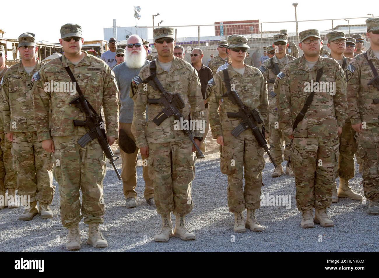 Des soldats américains sont à l'attention lors d'une cérémonie commémorative en 9/11 à l'aérodrome de Kandahar, en Afghanistan, marquant le 13e anniversaire des attentats terroristes du 11 septembre 2001. La cérémonie honore les quelque 3 000 victimes des attaques contre le World Trade Center, Pentagone, et près de Shanksville, en Pennsylvanie. Banque D'Images
