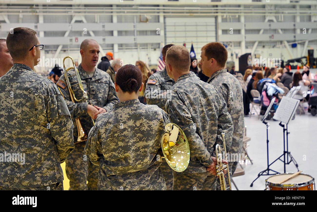 9e bande de l'armée américaine et les membres de la famille d'attendre à accueillir les soldats affectés au 1er Bataillon, 52e Régiment d'aviation accueil à Fort Wainwright Le hangar 6 de l'unité de retour d'un déploiement en Afghanistan à l'appui de l'opération Enduring Freedom, le 29 septembre, 2014. (U.S. Photo de l'armée par le Capitaine Matt Baldwin, Affaires publiques/USARAK) Parution de l'Alaska de la guerre retour experts medevac 140929-A-IQ085-623 Banque D'Images