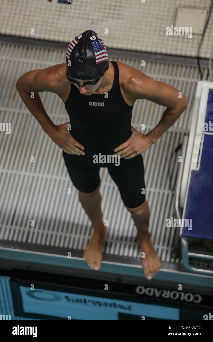 1er de l'armée américaine. Le Lieutenant Kelly Elmlinger, guerrier, bataillon de Transition Fort Sam Houston, Texas, attend la prochaine chaleur pendant la compétition de natation pour le Guerrier 2014 Jeux à la U.S. Olympic Training Center de Colorado Springs, Colorado, 30 Septembre, 2014. Plus de 200 blessés, malades et blessés militaires et Anciens Combattants a participé à la 2014 Jeux de guerrier, un événement annuel mettant en vedette des compétitions paralympiques-style. (U.S. Photo de l'armée par la CPS. Ronda Robb/) Parution 2014 Jeux de guerrier 140930-A-NN953-495 Banque D'Images