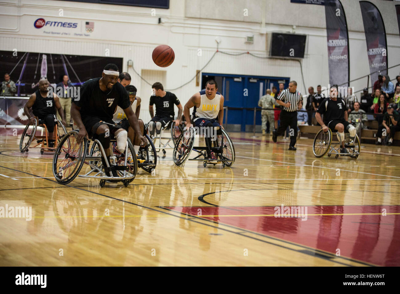 Le personnel de l'Armée américaine à la retraite Le Sgt. Alexander Shaw, Clarksville, Tennessee, un membre de l'équipe de l'armée, se détache au cours de la première de l'armée pour le jeu de basket-ball en fauteuil roulant 2014 Jeux de guerrier au U.S. Olympic Training Center, Colorado Springs, Colorado, 30 Septembre, 2014. Plus de 200 anciens combattants et membres de participer aux 2014 Jeux de guerrier, un événement annuel où les blessés, malades et blessés en compétition dans diverses épreuves paralympiques. (U.S. Photo de l'armée par la CPS. Cameron Leto/) Parution Jeux Warrior 2104 140930-A-NC676-053 Banque D'Images