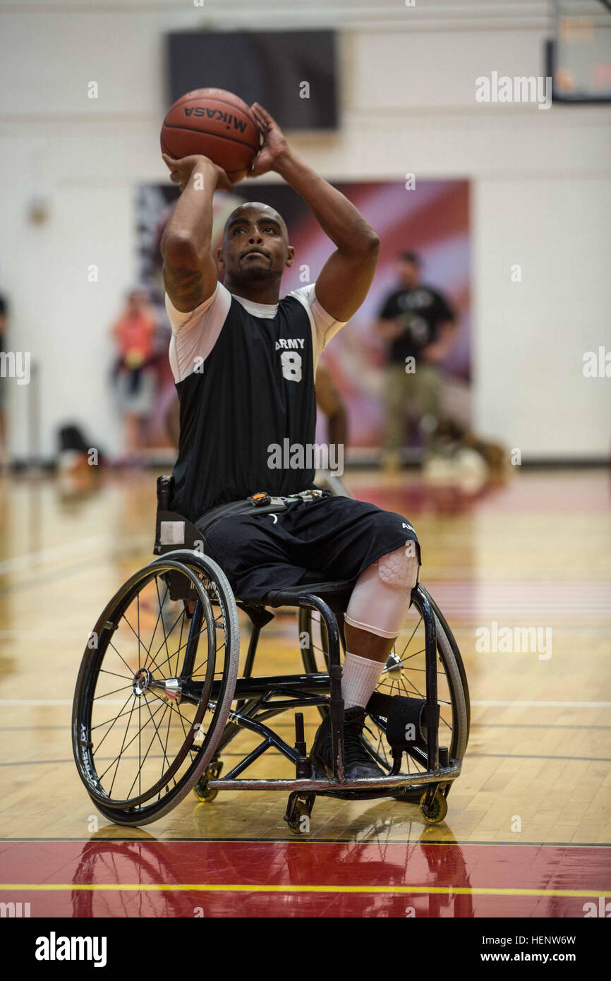 Le sergent de l'armée américaine. Delvin Maston, Birmingham (Alabama), un membre de l'équipe de l'armée, tire un coup franc au cours de la première partie de basket-ball en fauteuil roulant au cours de la 2014 Warrior jeux au Centre d'Entraînement Olympique des États-Unis, Colorado Springs, Colo, 30 septembre 2014. Plus de 200 anciens combattants et membres en service a participé à la 2014 Jeux de guerrier, un événement annuel où les blessés, malades et blessés ont participé à diverses épreuves paralympiques. (U.S. Photo de l'armée par la CPS. Cameron/Leto) Parution 2014 Jeux de guerrier- Basket-ball (15227214849) Banque D'Images