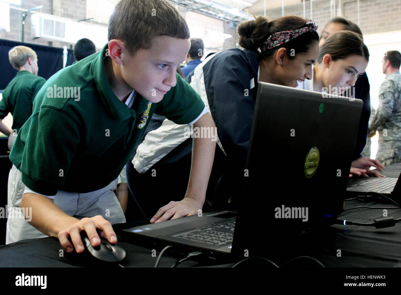 Eli Woody, Science, technologie, ingénierie, mathématiques élève de Nolan Richardson Middle School, utilise la technologie pour se mettre sur un site à Fort Bliss, au Texas, le 7 octobre 2014. Les étudiants ont visité le système de l'ingénierie système et l'intégration des capacités pour en savoir plus sur la technologie de l'armée. (U.S. Photo de l'armée par le Sgt. Chris Perkey, 24e Appuyez sur Camp de siège) avec technologie actions BMC Nolan Richardson Middle School 141007-A-ZU617-9495 Banque D'Images