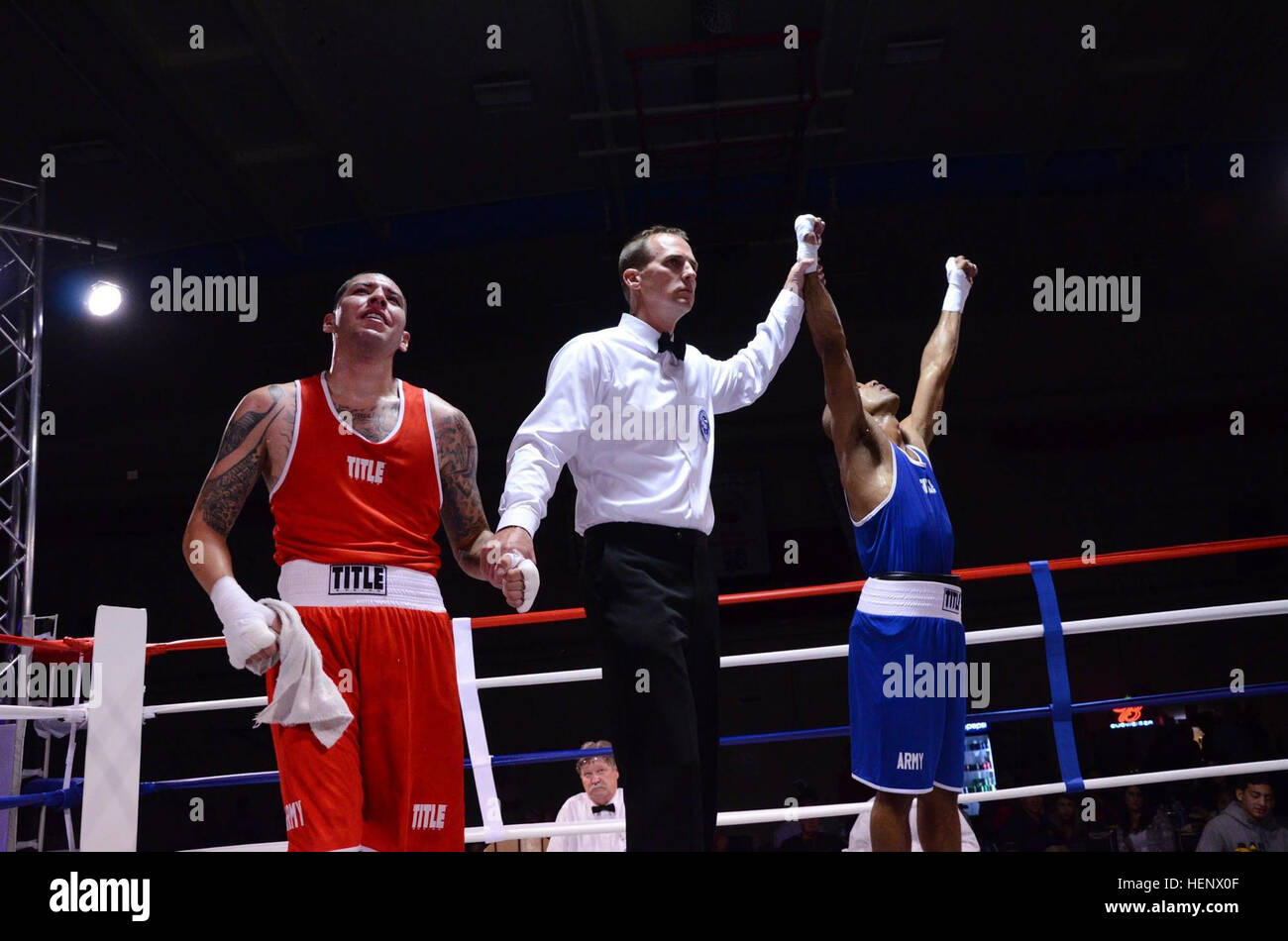 Le Sgt. Anthony Nunez, un exploitant de station de lancement de missile Patriot/responsable affecté au 2e Bataillon, 1e d'artillerie de défense aérienne du Camp Carroll, Corée du Sud, gagne le titre de champion de boxe super-légers toutes armées au cours de la compétition finale à Fort Huachuca, en Arizona le 13 septembre 2014. Nunez a pris Martin Guerrero, à Fort Bliss, au Texas, avec une décision 3-0 sur Guerrero. Annonce de l'armée de super-légers toutes armées champ 141013-A-AB123-002 Banque D'Images