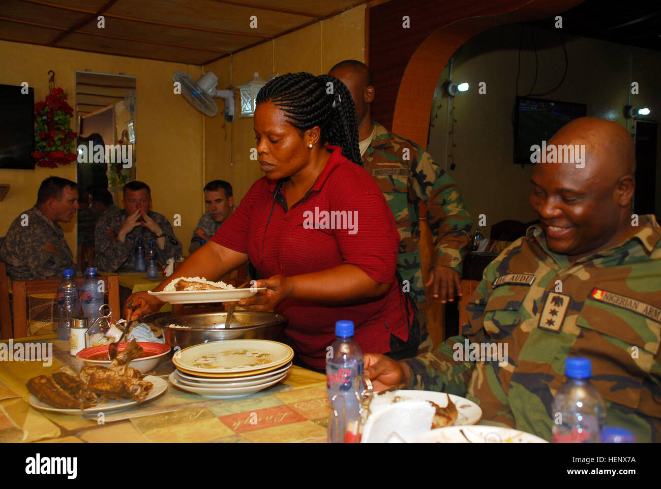 Le colonel de l'armée nigériane æ Audu prend part à un déjeuner préparé par les membres de la communauté à Buchanan, au Libéria. L'Agence américaine pour le développement international est l'organisation gouvernementale américaine pour l'opération United de l'aide. U.S. Africa Command soutient leurs efforts en fournissant le commandement et le contrôle, de logistique, de formation et de gestion des ouvrages techniques pour contenir l'épidémie du virus Ebola en Afrique occidentale. (U.S. L'Afrique de l'armée photo de la FPC. Craig Philbrick/libérés) Touch and Go pour les vols d'accroître la mobilité des équipes de SUO 141018-A-ZZ999-006 Banque D'Images