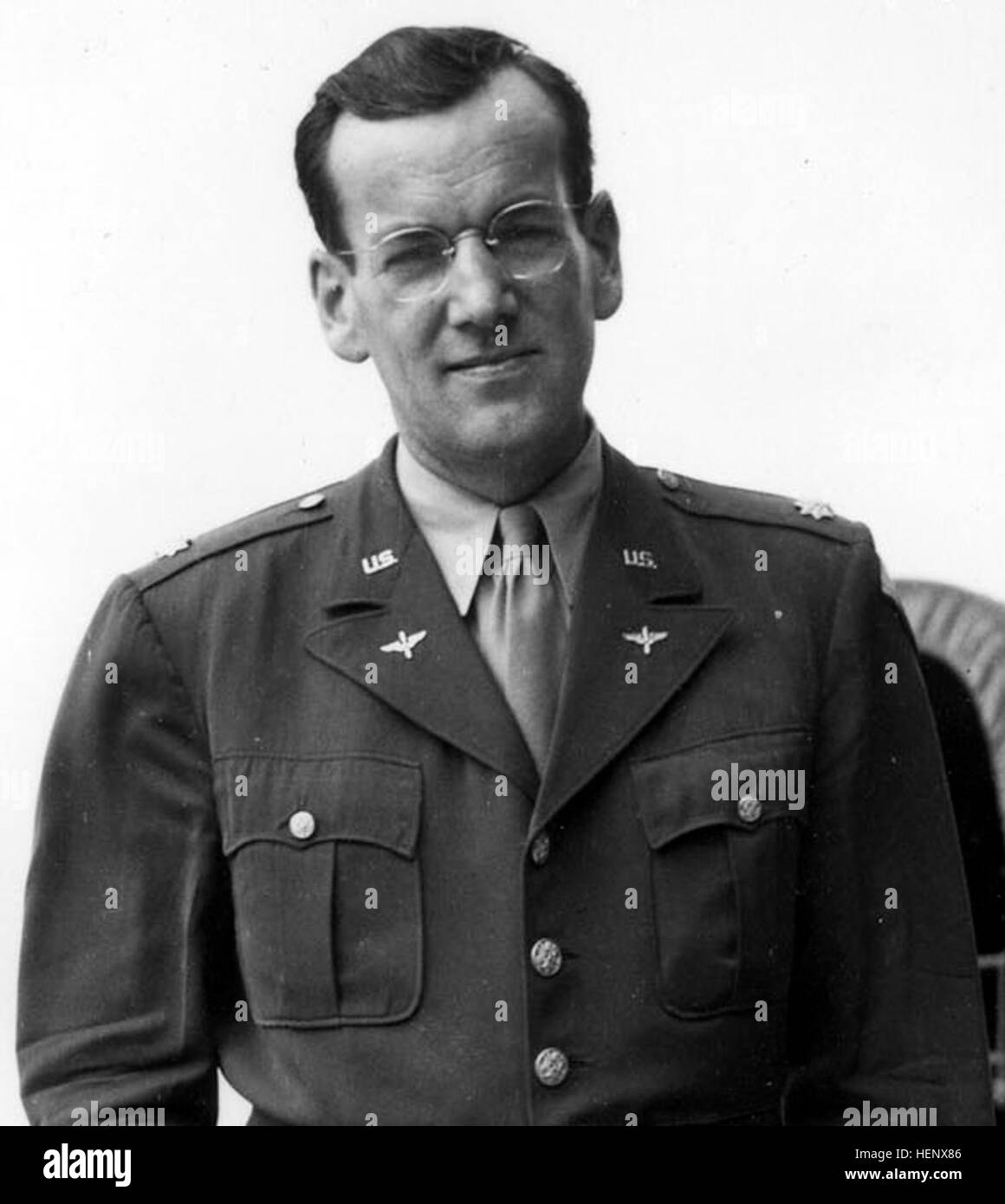 Le Major Glenn Miller debout avec la main dans une poche. (U.S. Air Force photo) Glen Miller Banque D'Images