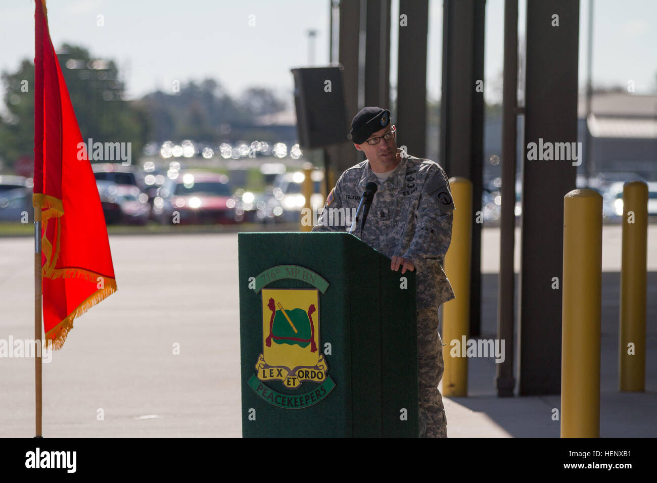 Le Sgt commande. Le major David J. Tookmanian, le premier sortant s'enrôle conseiller pour le 716th bataillon de la Police Militaire, 16e Brigade de la Police militaire, appuyée par la 101e brigade de maintien en puissance, 101e Division aéroportée, adresses le bataillon au cours d'une cérémonie de changement de responsabilité 22 octobre, au Fort Campbell, Kentucky. Alors que le bataillon continue de se préparer pour les missions, y compris l'approvisionnement pour l'opération de la police militaire, l'aide des la mission des États-Unis à l'Afrique de l'Ouest qui est de l'aide humanitaire dans la région durement touchée par la pandémie du virus Ebola, Tookmanian dit qu'il est difficile de quitter e Banque D'Images