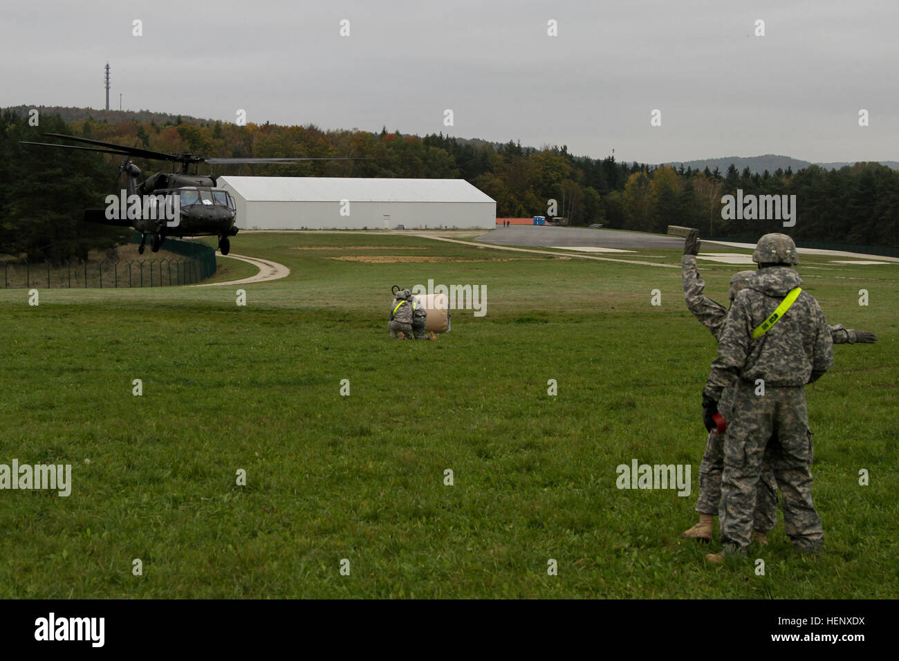 La Brigade des soldats avec 115e Bataillon de soutien, 1e Brigade Combat Team, 1re Division de cavalerie guider un hélicoptère Blackhawk lors d'une opération de chargement d'élingage, 23 octobre 2014 à Hohenfels, Allemagne pendant les résoudre III. Résoudre combiné III est un exercice d'entraînement multinational visant à renforcer notre engagement à l'allié et partenaire des Nations unies. (U.S. Photo de l'armée par la CPS. Marcus Floyd, Mobile 7e Détachement des affaires publiques) charge sous élingue 141023-A-JI163-116 Banque D'Images