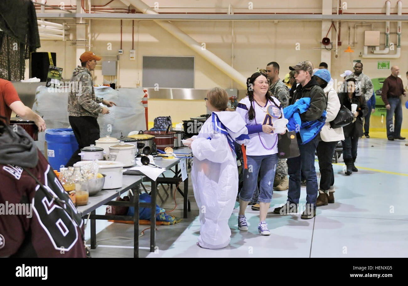 Les familles, les amis et les soldats de l'Armée américaine du Groupe de travail de l'aviation en Alaska a kid-friendly Halloween fun à Fort Wainwright's Hangar 5, le 24 octobre 2014. Dans la région de Fairbanks, Alaska avec en moyenne des températures au-dessous de 20 ºF, le hangar hanté est devenue une tradition annuelle pour les guerriers de l'Arctique attribué à l'aviation d'unités. Cette année, les enfants de tous âges aimé venant du froid pour plus que juste des bonbons et des costumes. Halloween à Fort Wainwright's Hangar 5102414-A-IQ085-069 Banque D'Images