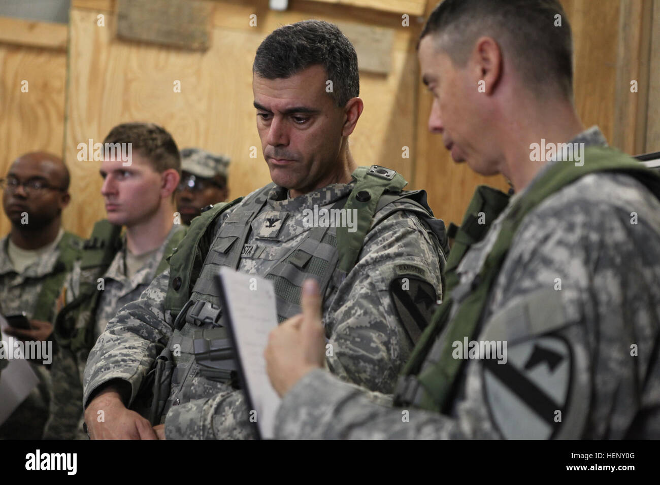 Des soldats américains de la 1ère Brigade Combat Team, 1re Division de cavalerie rendez-vous sur concept de soutien lors d'une répétition générale de soutien au cours de l'exercice Combined Résoudre III lors de la préparation à l'interarmées multinationale Centre à Hohenfels, Allemagne, le 1 novembre 2014. Résoudre combiné III est un exercice multinational, qui comprend plus de 4 000 participants de l'OTAN et des pays partenaires, et est conçu pour fournir une formation complexe scénario qui met l'accent sur les multinationales unified opérations terrestres et renforce l'engagement des États-Unis à l'OTAN et l'Europe. (U.S. Photo de l'armée par la FPC. Lloyd Villanueva/libérés) Combiné Banque D'Images