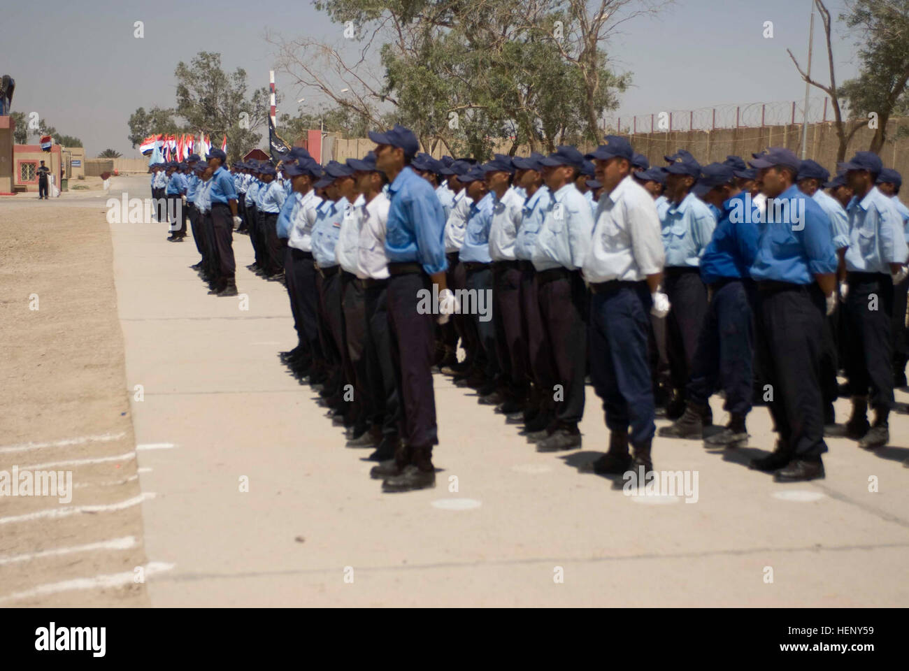 Policiers iraquiens nouvellement diplômée en formation stand pendant une cérémonie de 436 nouveaux policiers iraquiens au ministère de la police academy le 21 mai. Les diplômés de la police iraquienne passer à la force 90354 Banque D'Images