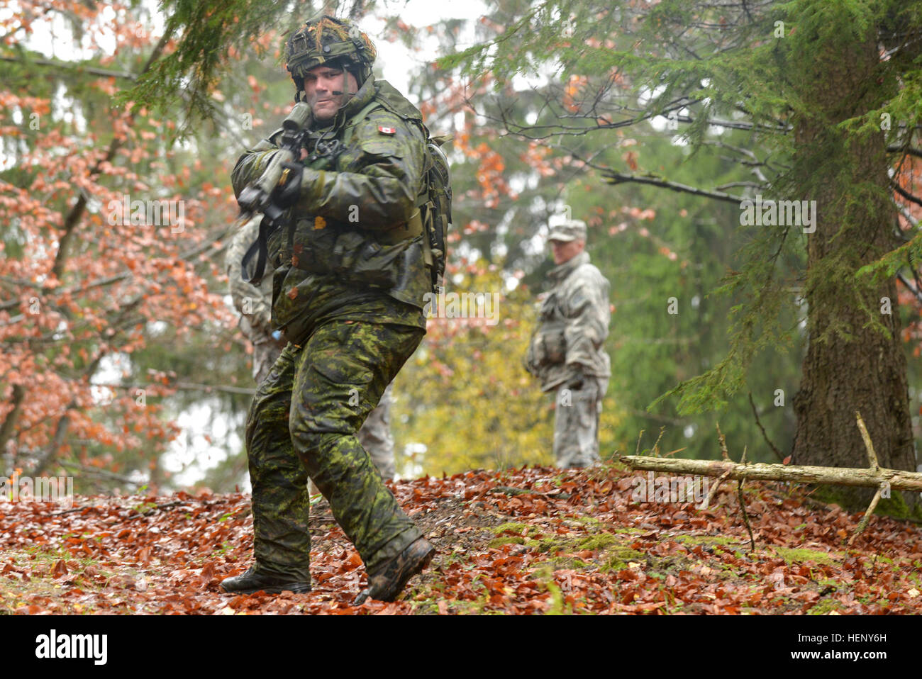 Un soldat canadien se met en position d'attaque au cours de l'exercice Combined Résoudre III à l'armée américaine Hohenfels Secteur d'entraînement (Allemagne), le 6 novembre 2014. Résoudre combiné III est une Europe de l'armée américaine-dirigé un exercice multinational au Grafenwoehr Hohenfels et zones d'entraînement, dont plus de 4 000 participants de l'OTAN et les pays partenaires. Résoudre combiné III est conçu pour fournir une formation complexe scénario qui met l'accent sur les multinationales unified opérations terrestres et renforce l'engagement des États-Unis à l'OTAN et l'Europe. L'exercice comprend l'Armée américaine à l'échelle régionale pour l'Europe Force alignés Banque D'Images