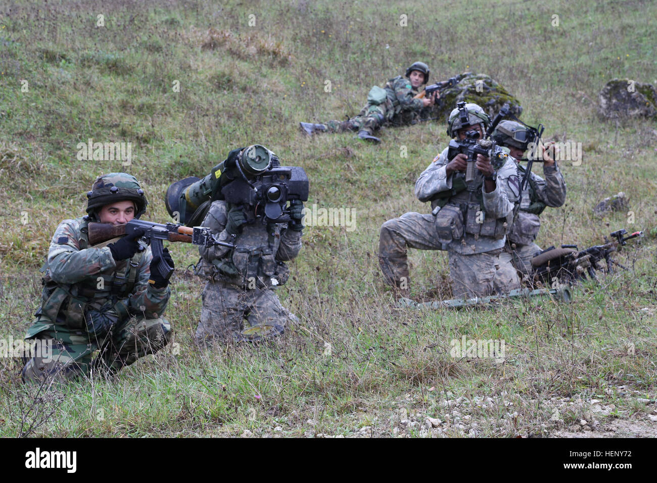 Les soldats du 2e Bataillon, 12e Régiment de cavalerie, 1 Brigade Combat Team, 1re Division de cavalerie se préparer au feu l'une lance-missiles tout en soldats albanais assurer la sécurité lors de l'exercice Combined Résoudre III lors de la préparation à l'interarmées multinationale Centre à Hohenfels, Allemagne, le 6 novembre 2014. Résoudre combiné III est un exercice multinational, qui comprend plus de 4 000 participants de l'OTAN et des pays partenaires, et est conçu pour fournir une formation complexe scénario qui met l'accent sur les multinationales unified opérations terrestres et renforce l'engagement des États-Unis à l'OTAN et Banque D'Images