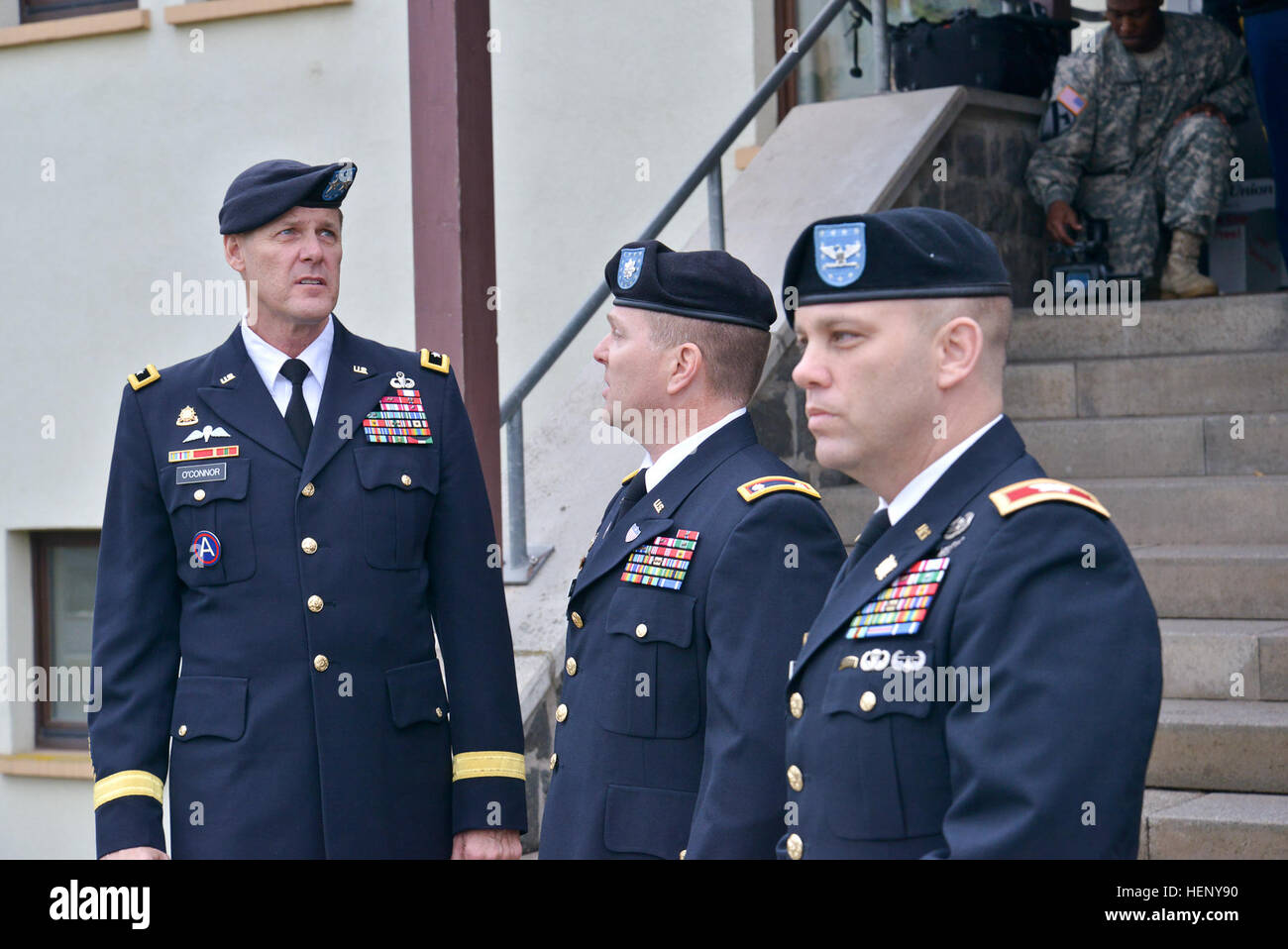 Le lieutenant-colonel John Motszko, 16e Brigade de soutien, des mémoires, le général John R. O'Connor (à gauche), général commandant de la 21e Commandement de soutien du théâtre, et le Colonel Scott Murray, commandant la 16e Brigade de maintien en puissance, au cours d'une promenade à travers de la zone de surveillance établie à Smith Barracks à Baumholder. Les membres de service venant de CDC défini l'éclosion d'Ebola dans l'Afrique de l'Ouest à l'appui de l'opération United passeront trois semaines d'aide à l'installation, une procédure mise en œuvre par excès de prudence pour éviter tout risque de transmission des infections de virus Ebola ou autres dis Banque D'Images