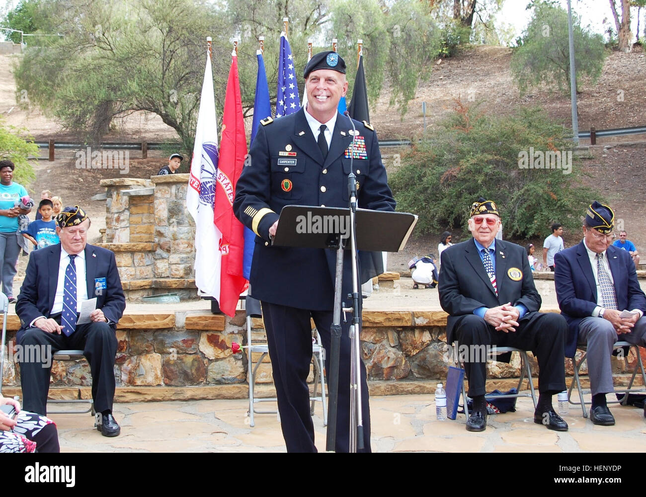 Le brig. Le général (P) Scottie Carpenter, 311e Commandement de soutien expéditionnaire, général commandant la parole lors de la ville de Fullerton's 27e défilé du jour des anciens combattants et de célébration à Hillcrest Park le 11 novembre. Journée des anciens combattants est une maison de vacances officiel aux États-Unis qui honore les hommes et les femmes qui ont servi dans les forces armées des États-Unis. Le brig. Le général Carpenter parle à Fullerton  % % % % % % % %E2 % % % % % % % %80 % % % % % % % %99s Veterans Day Parade 141111-A-VA095-157 Banque D'Images