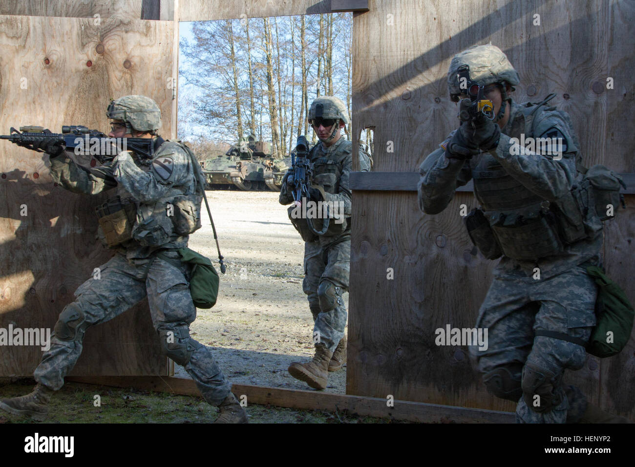 Les soldats de la Compagnie A, 2e Bataillon, 12e Régiment de cavalerie, 1 Brigade Combat Team, 1re Division de cavalerie prendre le temps de former les procédures de compensation chambre avant d'effectuer un vide-le-feu dans l'agression de peloton Grafenwoehr, Allemagne, le 15 novembre. (U.S. Photo de l'armée par le Sgt. Alexander, Skripnichuk Mobile 7e Détachement des affaires publiques) La pratique rend parfait 141115-A-DU810-001 Banque D'Images