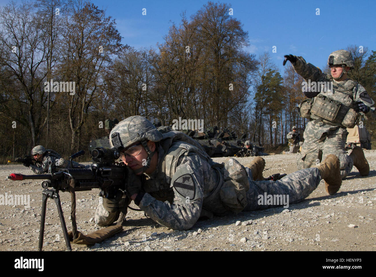 Les soldats de la Compagnie A, 2e Bataillon, 12e Régiment de cavalerie, 1 Brigade Combat Team, 1re Division de cavalerie répéter jetant des grenades avant de mener une attaque de peloton au tir à blanc à Grafenwoehr, Allemagne, le 15 novembre. (U.S. Photo de l'armée par le Sgt. Alexander, Skripnichuk Mobile 7e Détachement des affaires publiques) La pratique rend parfait 141115-A-DU810-002 Banque D'Images
